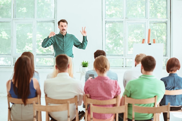 Foto gratuita ponente en la reunión de negocios en la sala de conferencias.