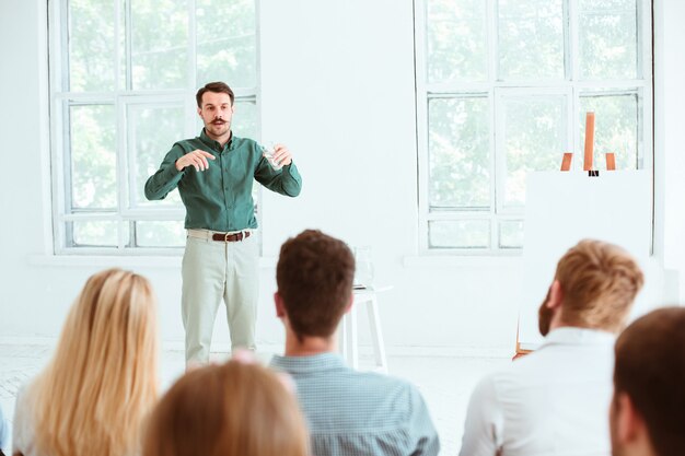 Ponente en la reunión de negocios en la sala de conferencias.