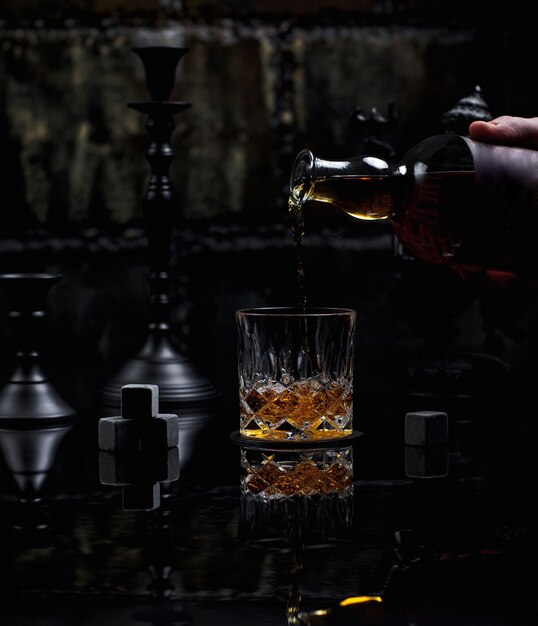 Poner un vaso de whisky escocés mezclado bien