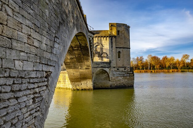 Pont d'Avignon sobre el río Ródano bajo la luz del sol durante el día en Francia