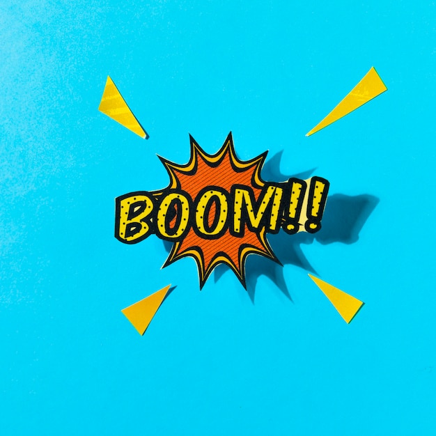 Pop art comics boom! bocadillo de diálogo contra el fondo azul