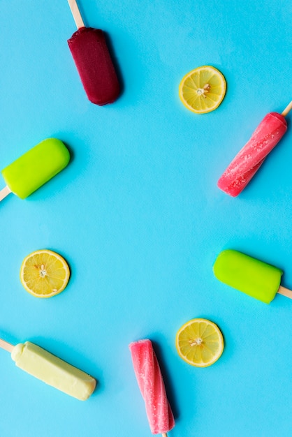 Foto gratuita popsicle con sabor a hielo congelado postre sweeten sabroso concepto