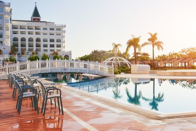 El popular complejo turístico Amara Dolce Vita Luxury Hotel. Con piscinas y parques acuáticos y área recreativa a lo largo de la costa del mar en Turquía al atardecer. Tekirova-Kemer.