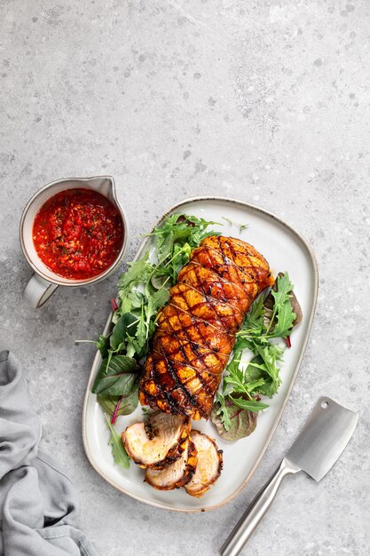 Porchetta un delicioso asado de cerdo envuelto en un rollo Plato italiano tradicional para las fiestas