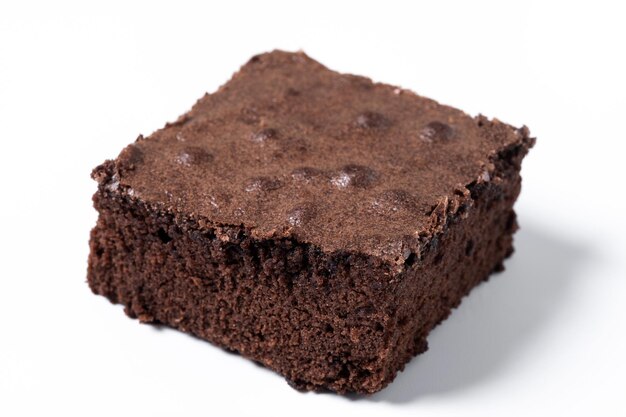 Porción de brownie de chocolate aislada sobre fondo blanco