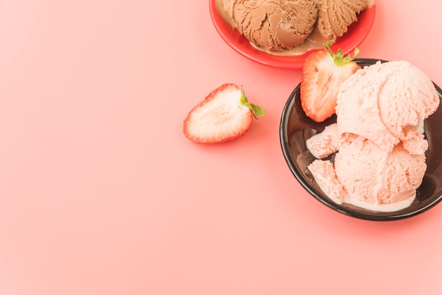 Foto gratuita porción de helado de fresa delicioso