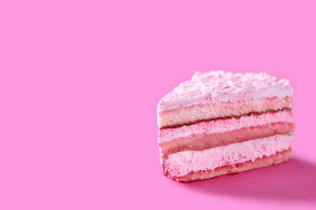 Porción de pastel de fresa rosa sobre fondo rosa