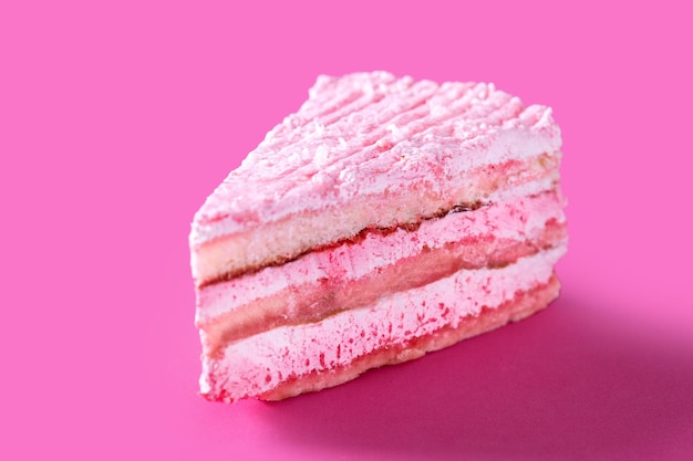 Porción de pastel de fresa rosa sobre fondo rosa