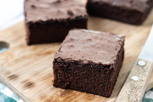 Foto gratuita porciones de brownies de chocolate sobre un fondo de mármol