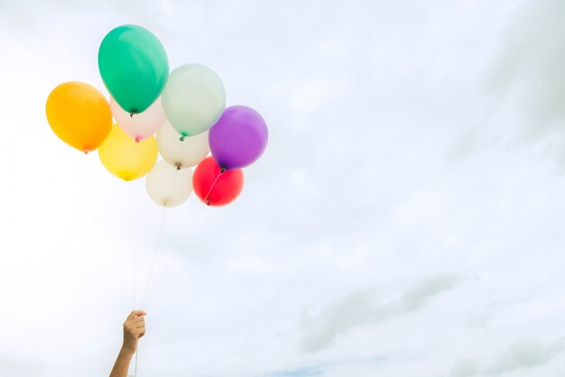 Porciones de globos coloridos en el cielo azul, concepto del amor en verano y tarjeta del día de San Valentín, luna de miel de la boda. Vintage efecto estilo imágenes.