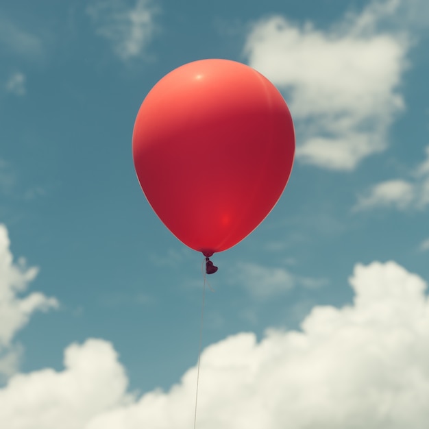 Porciones de globos coloridos en el cielo azul, concepto del amor en verano y tarjeta del día de San Valentín, luna de miel de la boda. Vintage efecto estilo imágenes.