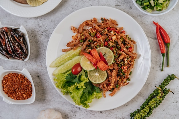 Pork Skin Larb con zanahoria, pepino, lima, cebolleta, chile, pimienta recién molida y lechuga.