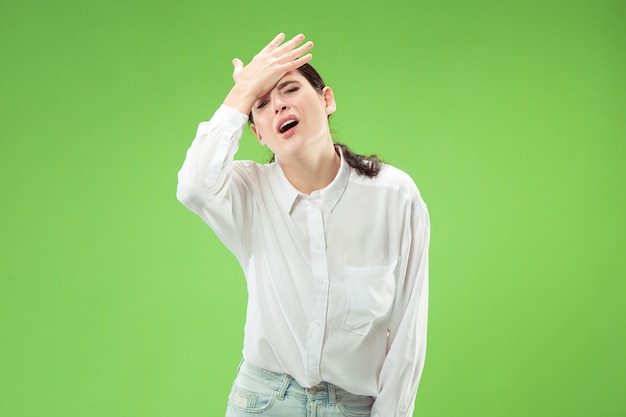 Porqué es eso. Hermoso retrato femenino de medio cuerpo aislado en estudio verde de moda