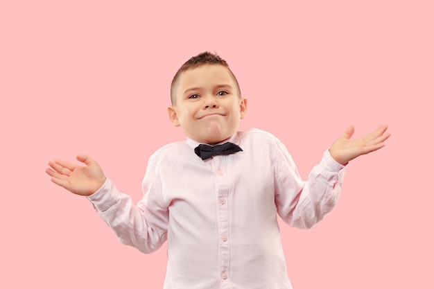 Porqué es eso. Hermoso retrato masculino de medio cuerpo aislado sobre fondo de color rosa de moda. Joven adolescente emocional sorprendido, frustrado y desconcertado