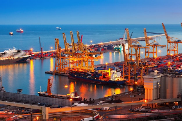 Port de Barcelona en la noche