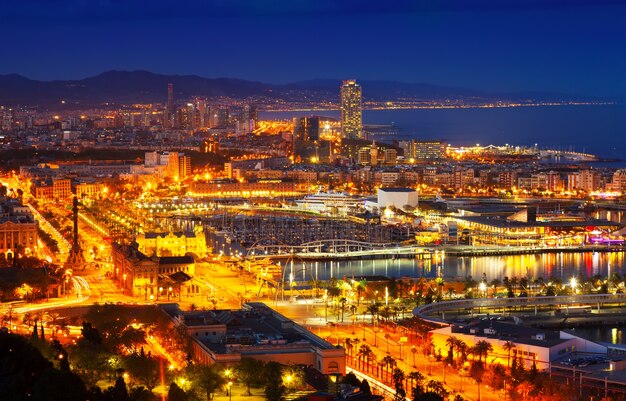Port Vell y Barcelona cityspace en la noche