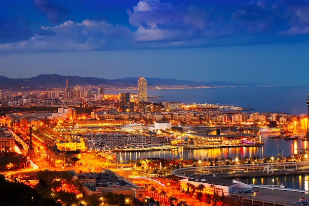 Port Vell y cityspace en Barcelona durante la tarde