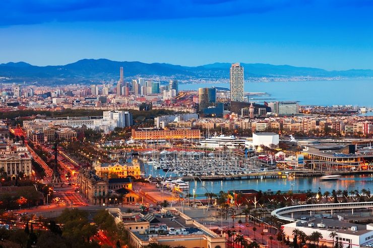Foto gratuito port vell durante la puesta de sol desde montjuic