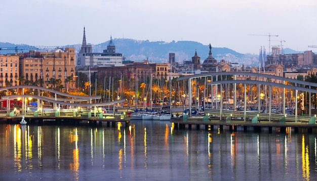 Port Vell en la salida del sol. Barcelona