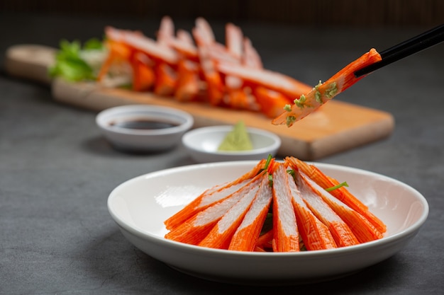 Portaobjetos frescos de palitos de cangrejo con wasabi y salsa de soja