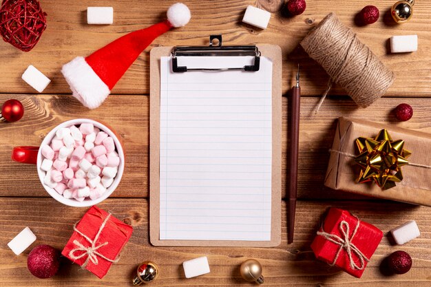 Portapapeles en blanco lápiz y regalos de navidad