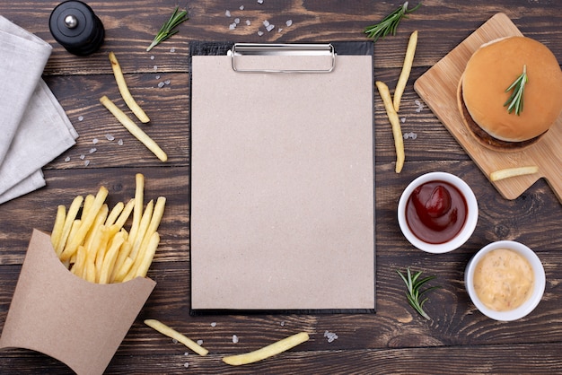 Portapapeles con hamburguesa y papas fritas