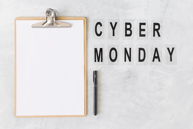 Portapapeles con inscripción Cyber ​​Monday