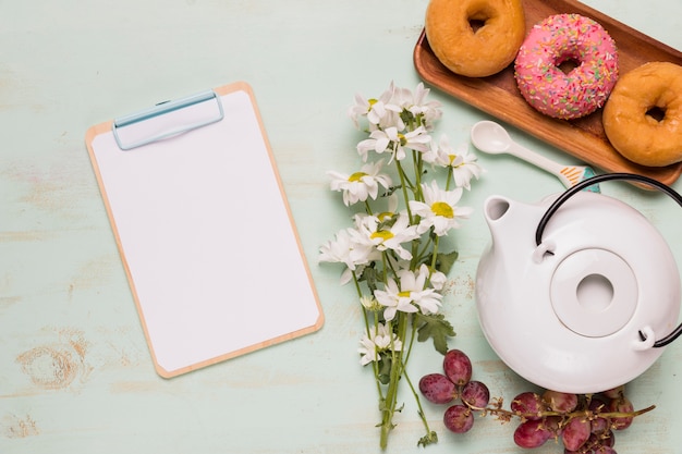 Foto gratuita portapapeles marco con set desayuno