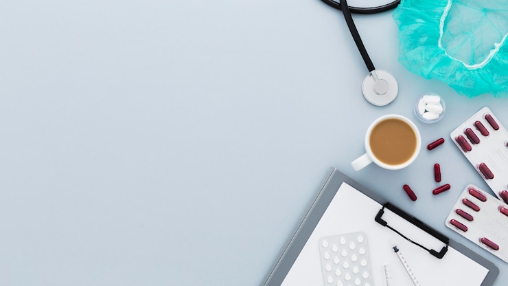 Foto gratuito portapapeles en mesa médica