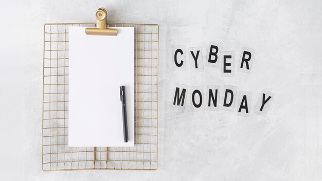 Portapapeles con papel cerca de inscripción Cyber ​​Monday