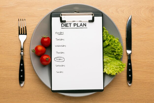 Portapapeles de planificación de comidas y arreglo de alimentos