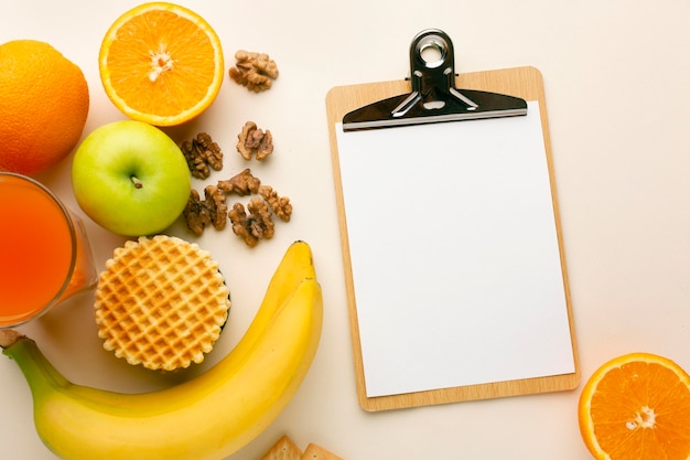 Portapapeles de planificación de comidas y arreglo de alimentos