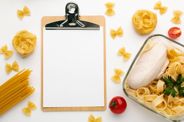 Portapapeles de planificación de comidas y surtido de alimentos.