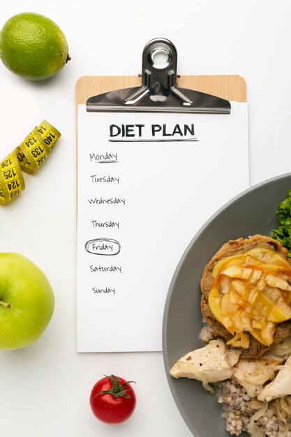 Portapapeles de planificación de comidas y surtido de alimentos.