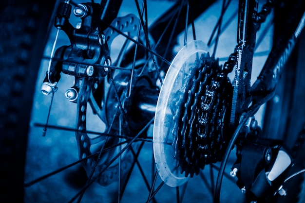 Portarretrato de engranajes y cadena en una bicicleta de carreras