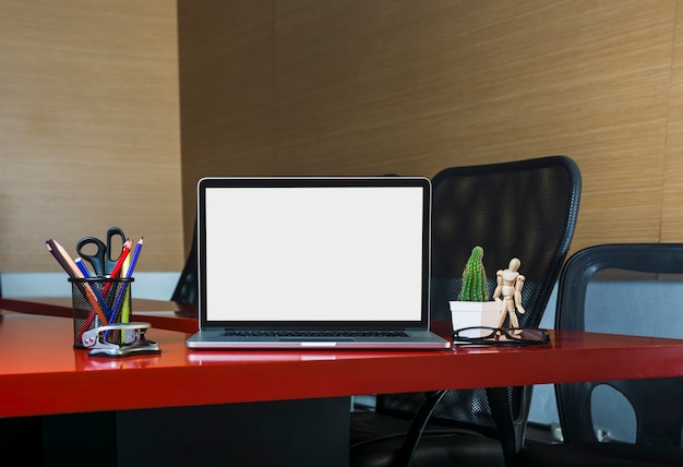 Foto gratuita un portátil abierto con papelería en el escritorio de la oficina en la oficina