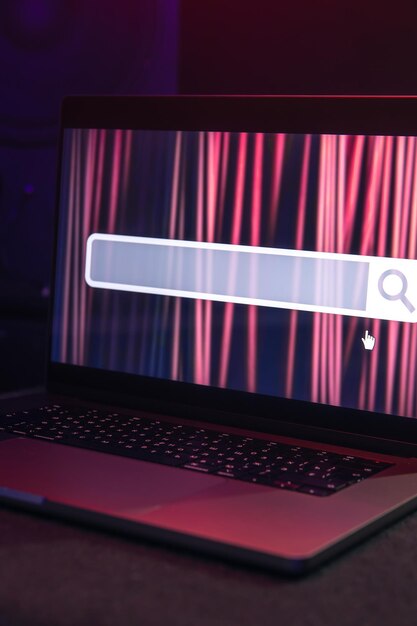 Portátil con barra de búsqueda del navegador de Internet en la pantalla