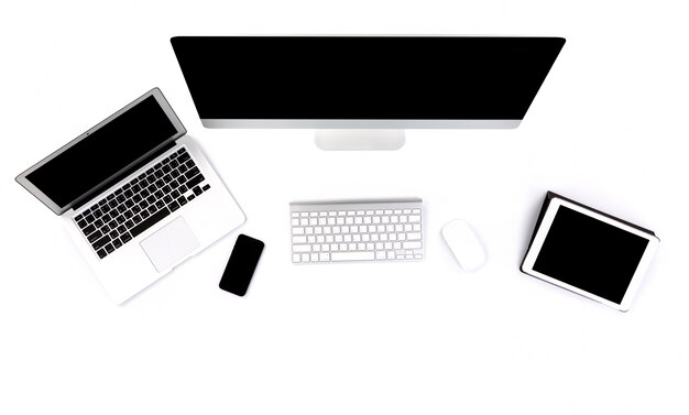 Portátil, ordenador y tablet sobre un fondo blanco