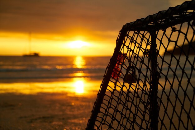 Portería en una playa al atardecer