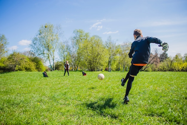 Portero activo jugando al fútbol