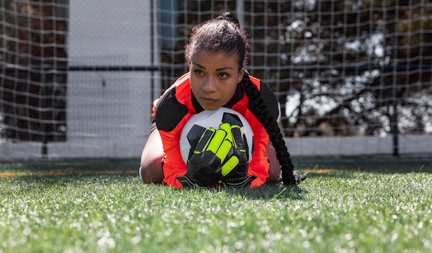 Foto gratuita portero de tiro completo sosteniendo la pelota