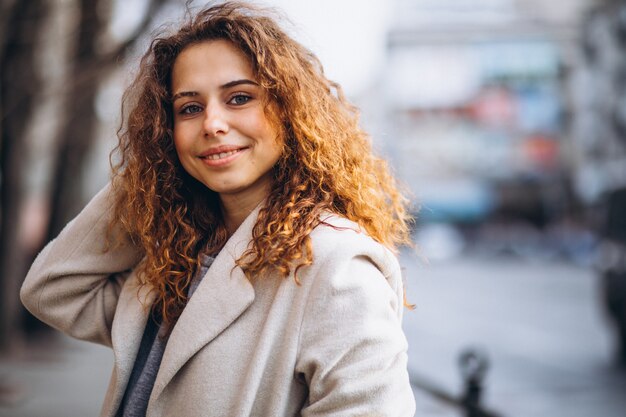 Portrair de una linda mujer con cabello rizado