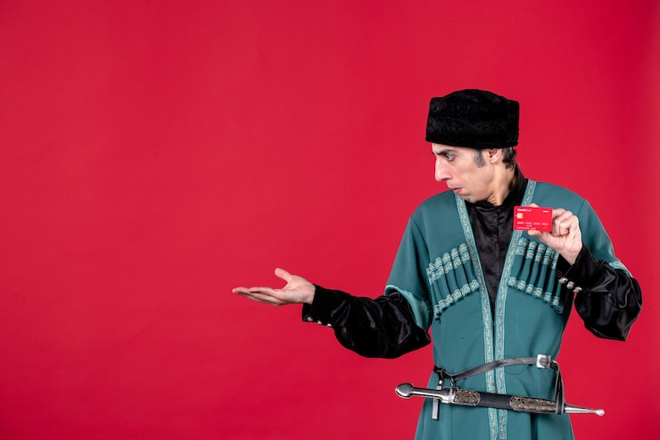 Photo Gratis portrait of azeri man in traditional costume holding credit card on red spring money ethnic novruz photo
