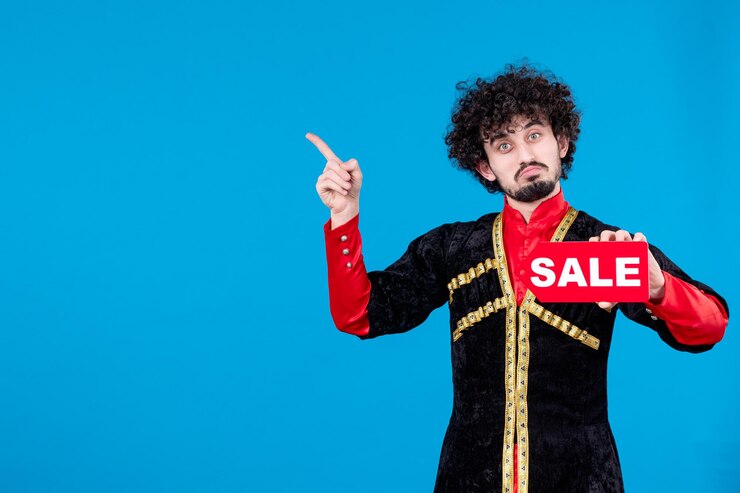 Photo Gratis portrait of azeri man in traditional costume holding sale nameplate blue background ethnic shopping concept novruz