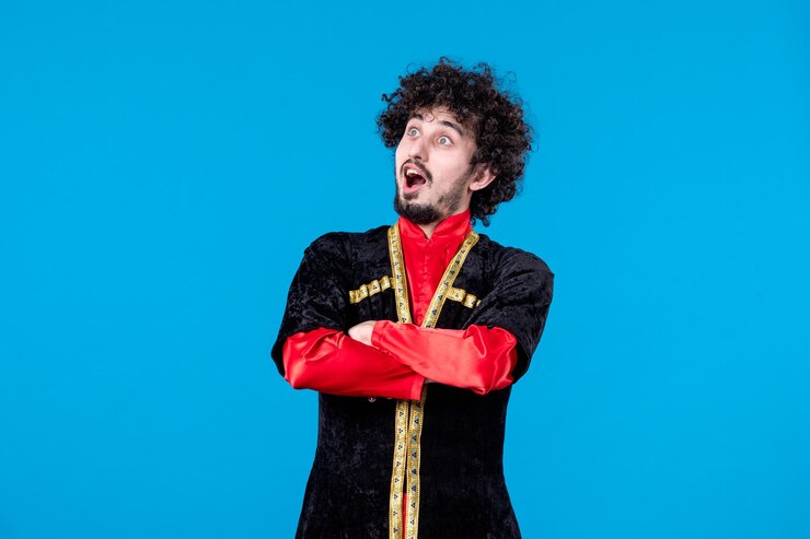 Photo Gratis portrait of azeri man in traditional costume studio shot blue background concept spring novruz
