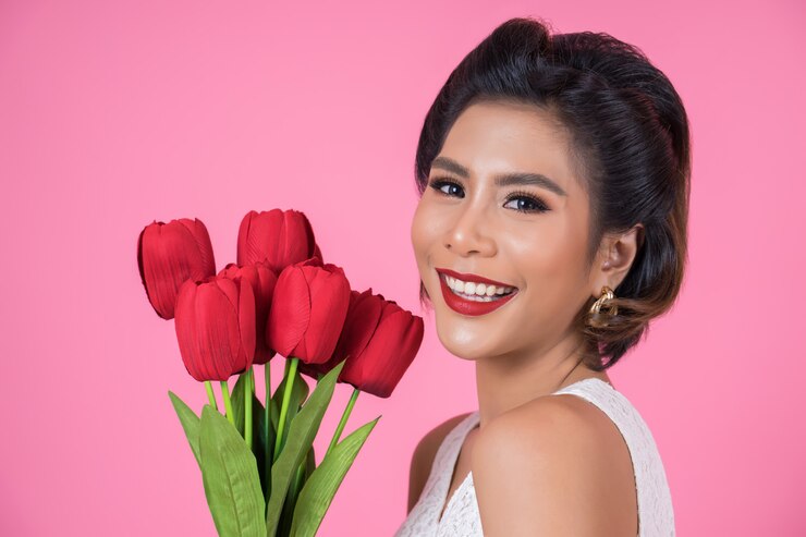 Photo Gratis portrait of beautiful woman with bouquet of red tulip flowers