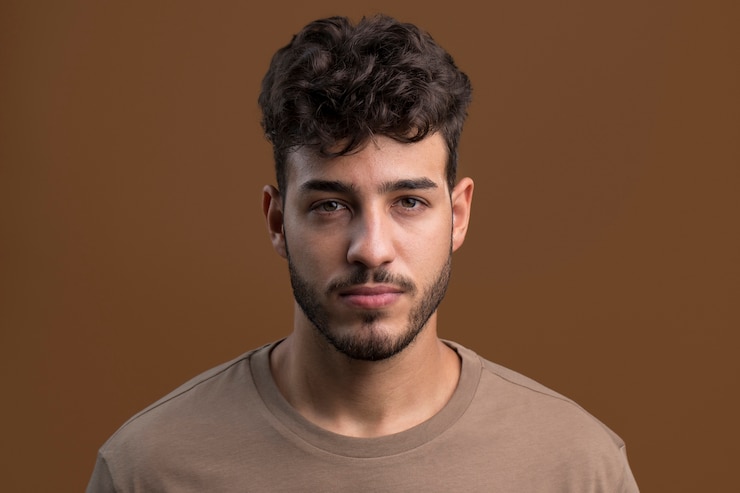 Photo Gratis portrait of handsome serious man