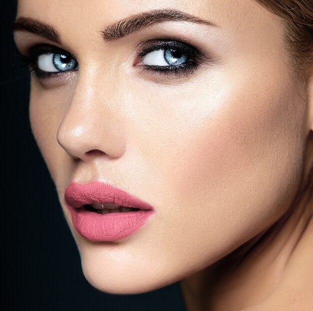 portrat primer plano de glamour sensual hermosa mujer modelo dama con maquillaje diario fresco con labios de color rosa puro y cara de piel limpia y saludable