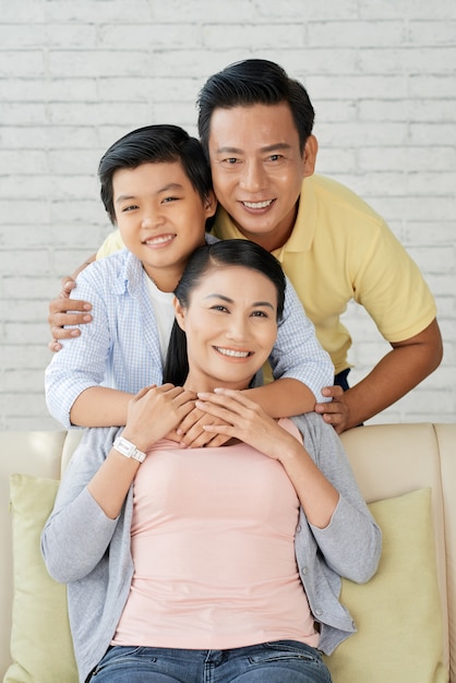 Foto gratuita posando para la fotografía con padres amorosos