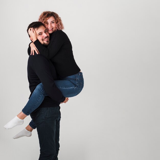 Posando pareja abrazada para el día de san valentín